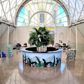 4m FULL Circle Bar with Branded Panels