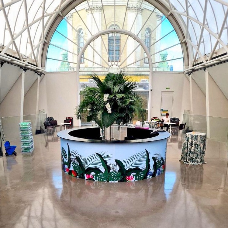 4m FULL Circle Counter with Branded Panels